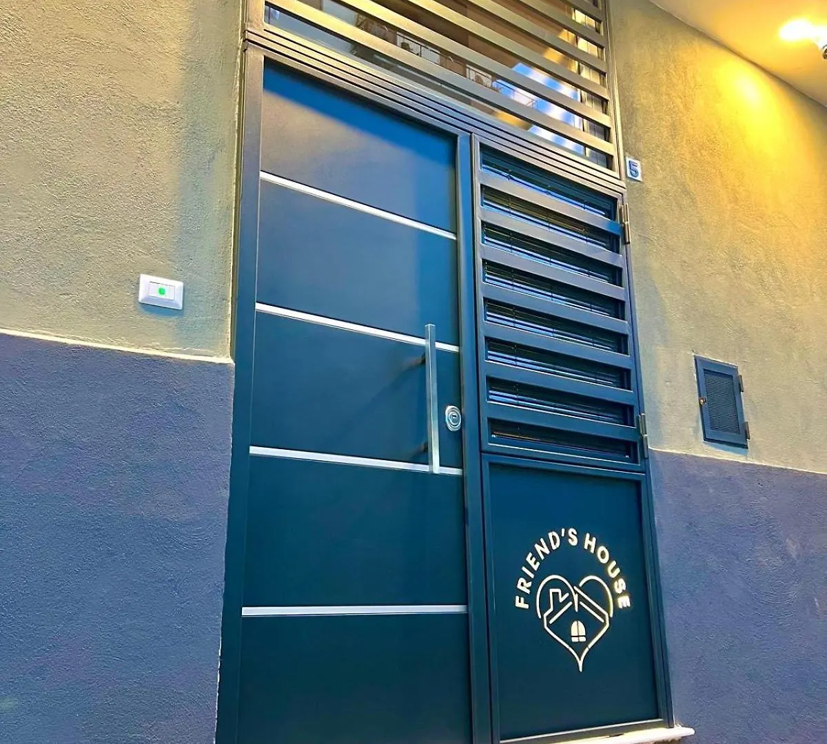 Friends House Napoli Bed & Breakfast  Naples